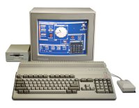 Amiga 500 mit RGB-Monitor 1084S, Maus und einem externen, zweiten Diskettenlaufwerk A1010. Auf dem Bildschirm ist die [[de:wbukick:workbench13|Workbench v.1.3]] zu sehen.