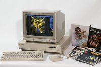Amiga 1000 mit typischer Software. Die erste Amiga-Version.